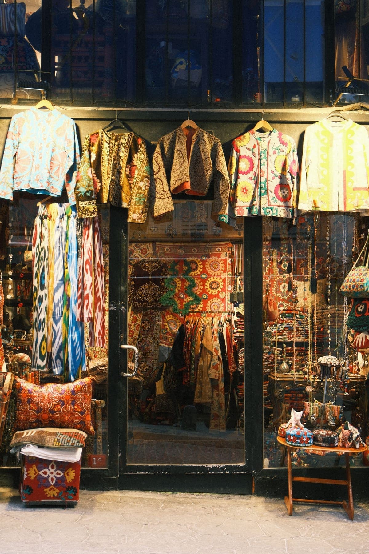 İstanbul Kapalıçarşı'da desenli ceketler ve ikat kumaşlarla dolu bir dükkân vitrini